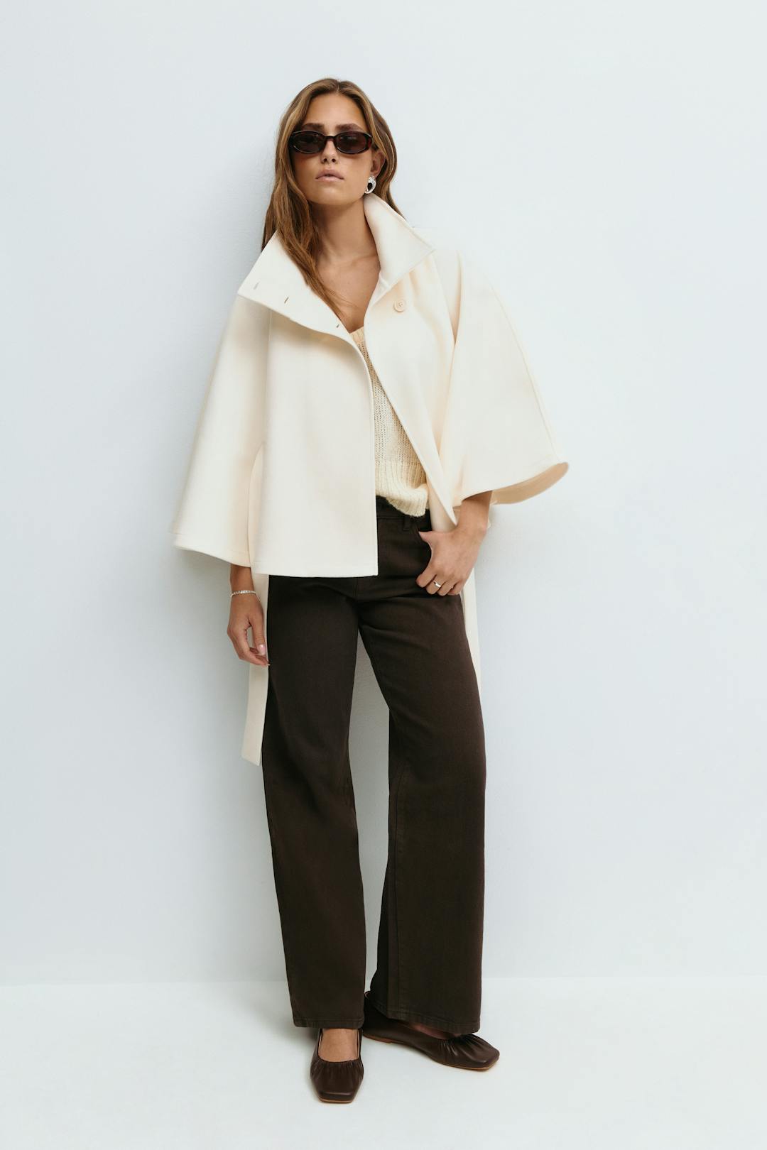 Chaqueta Mujer – Capa Fluida, Cuello Alto y Cintura Marcada para Diario