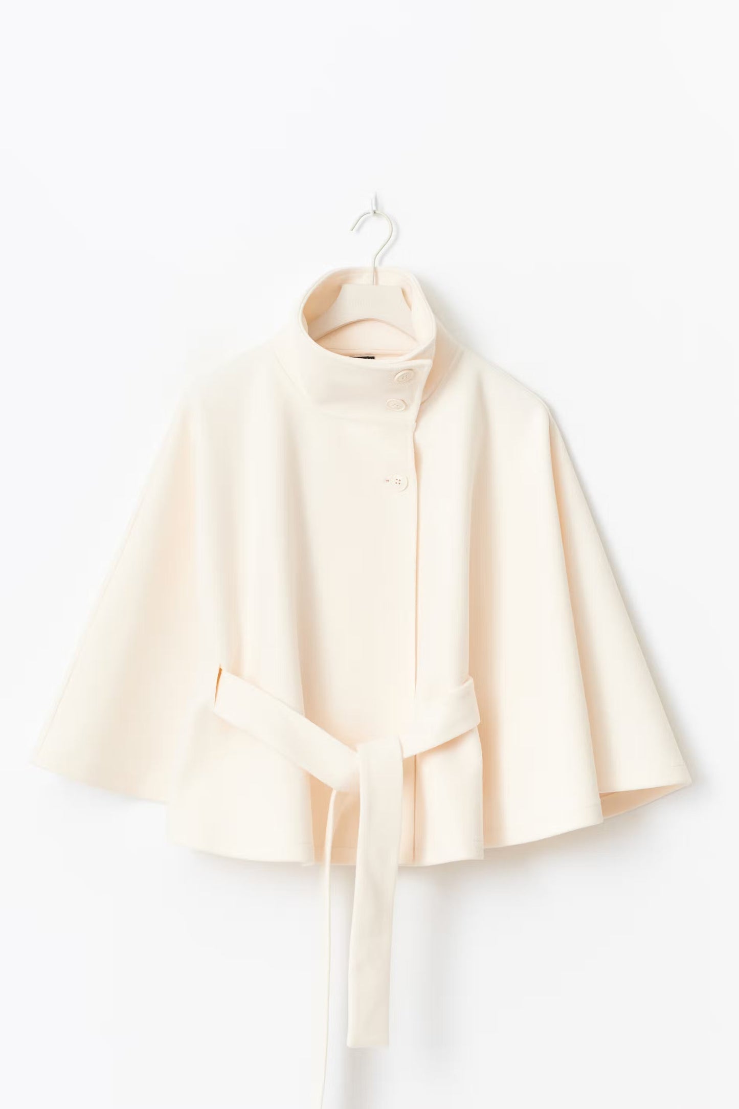 Chaqueta Mujer – Capa Fluida, Cuello Alto y Cintura Marcada para Diario