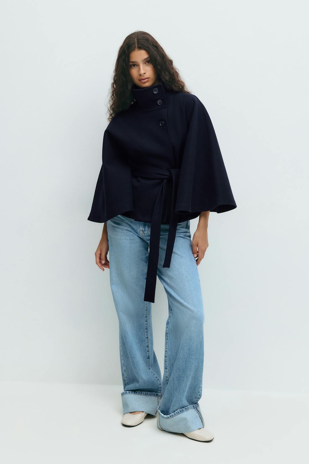 Chaqueta Mujer – Capa Fluida, Cuello Alto y Cintura Marcada para Diario