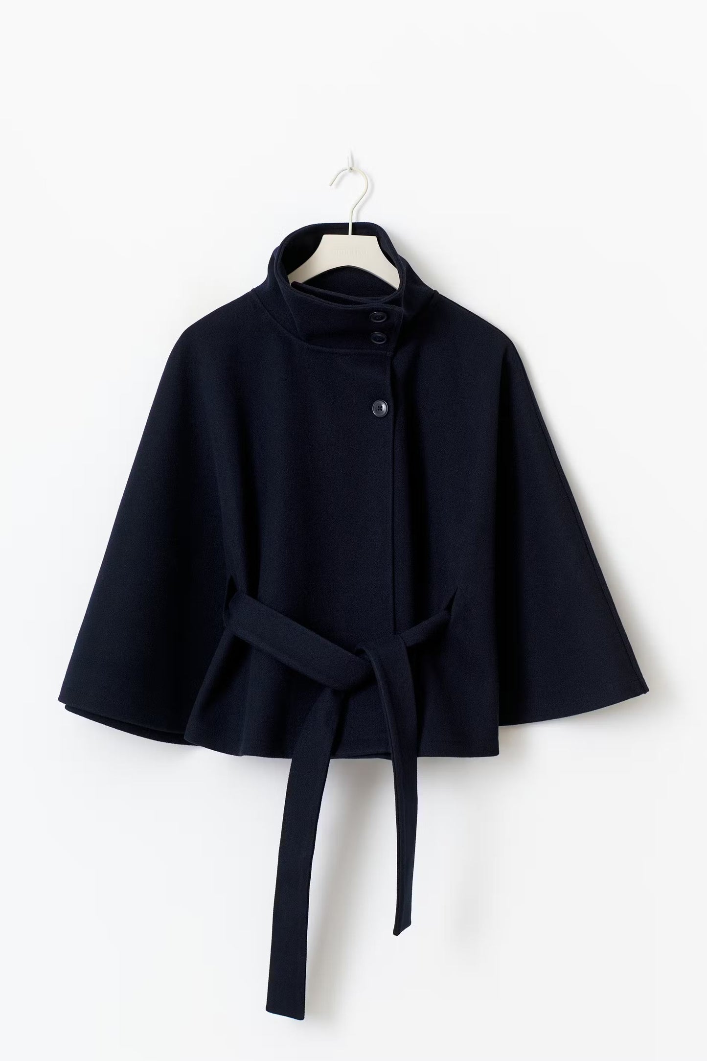 Chaqueta Mujer – Capa Fluida, Cuello Alto y Cintura Marcada para Diario