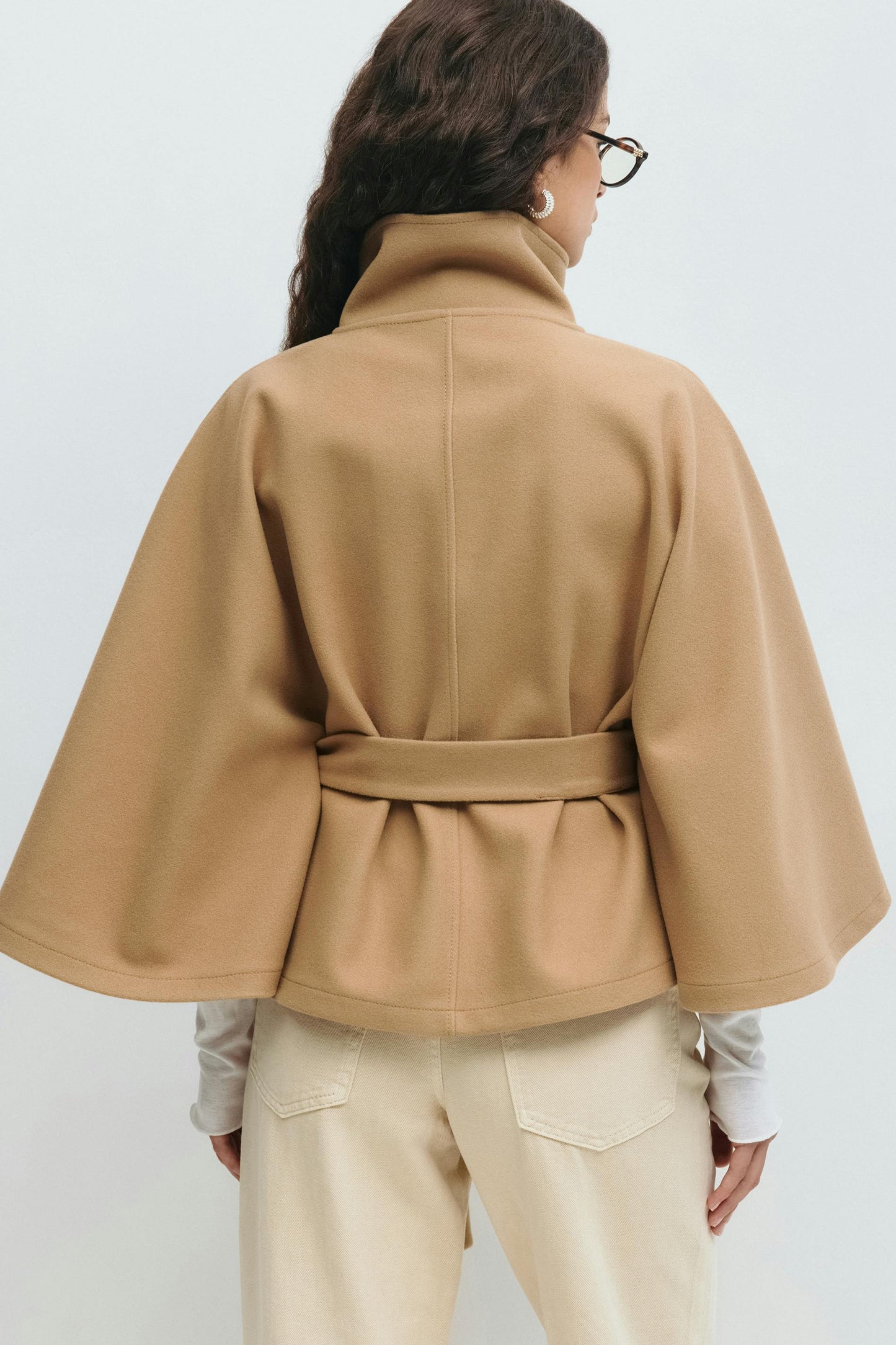 Chaqueta Mujer – Capa Fluida, Cuello Alto y Cintura Marcada para Diario