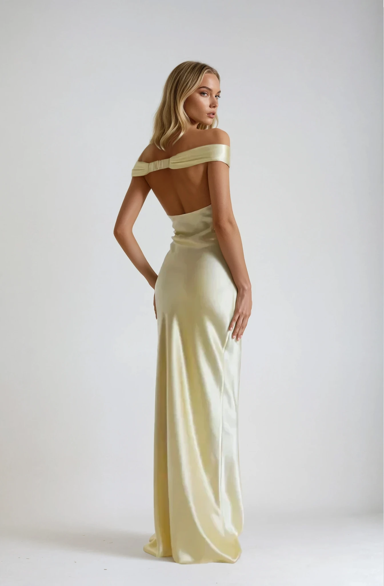 Vestido largo invitada boda hombros descubiertos moderno y chic