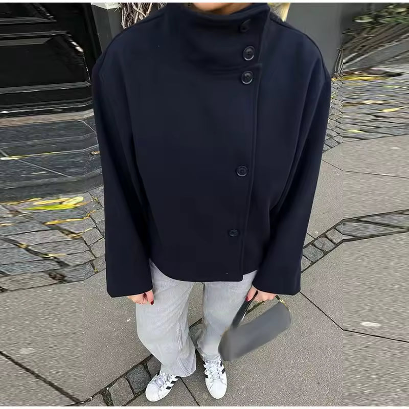 Elegante, ligera y moderna chaqueta de mujer para la temporada de otoño