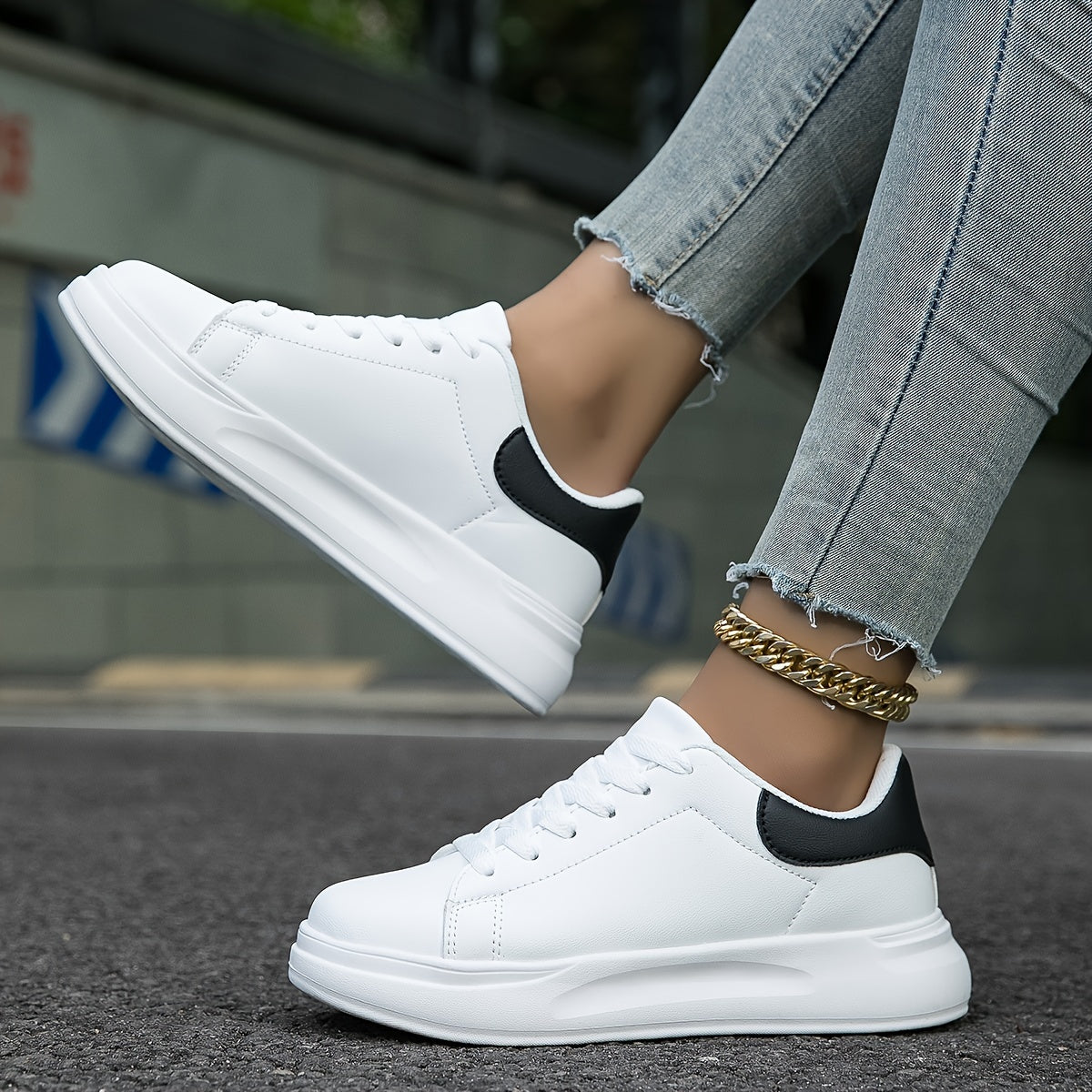 Sneakers mujer blancas, modernas y cómodas para look casual