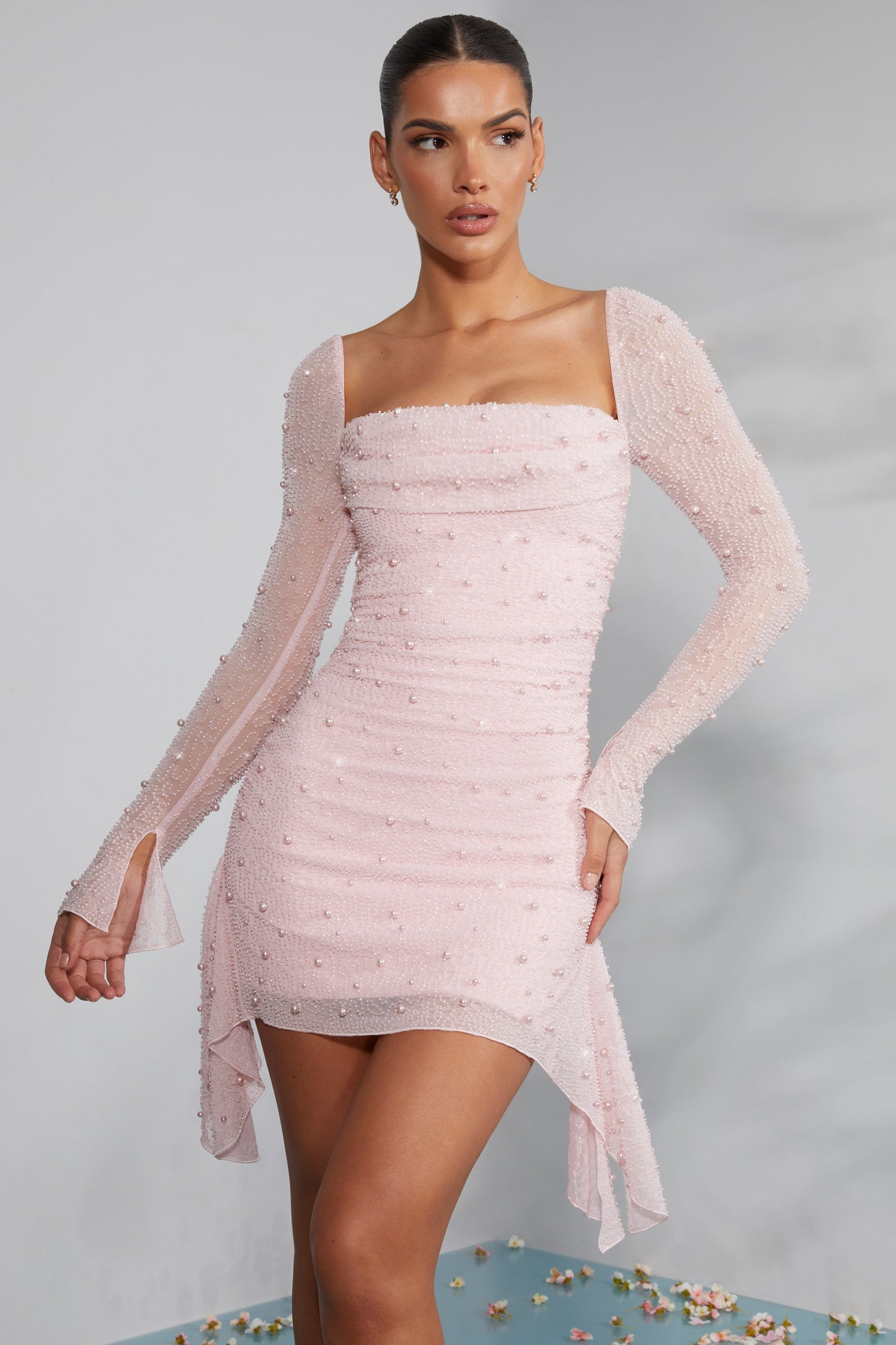 Vestido Mini Mujer – Encaje y Perlas, Escote Cuadrado y Espalda Descubierta