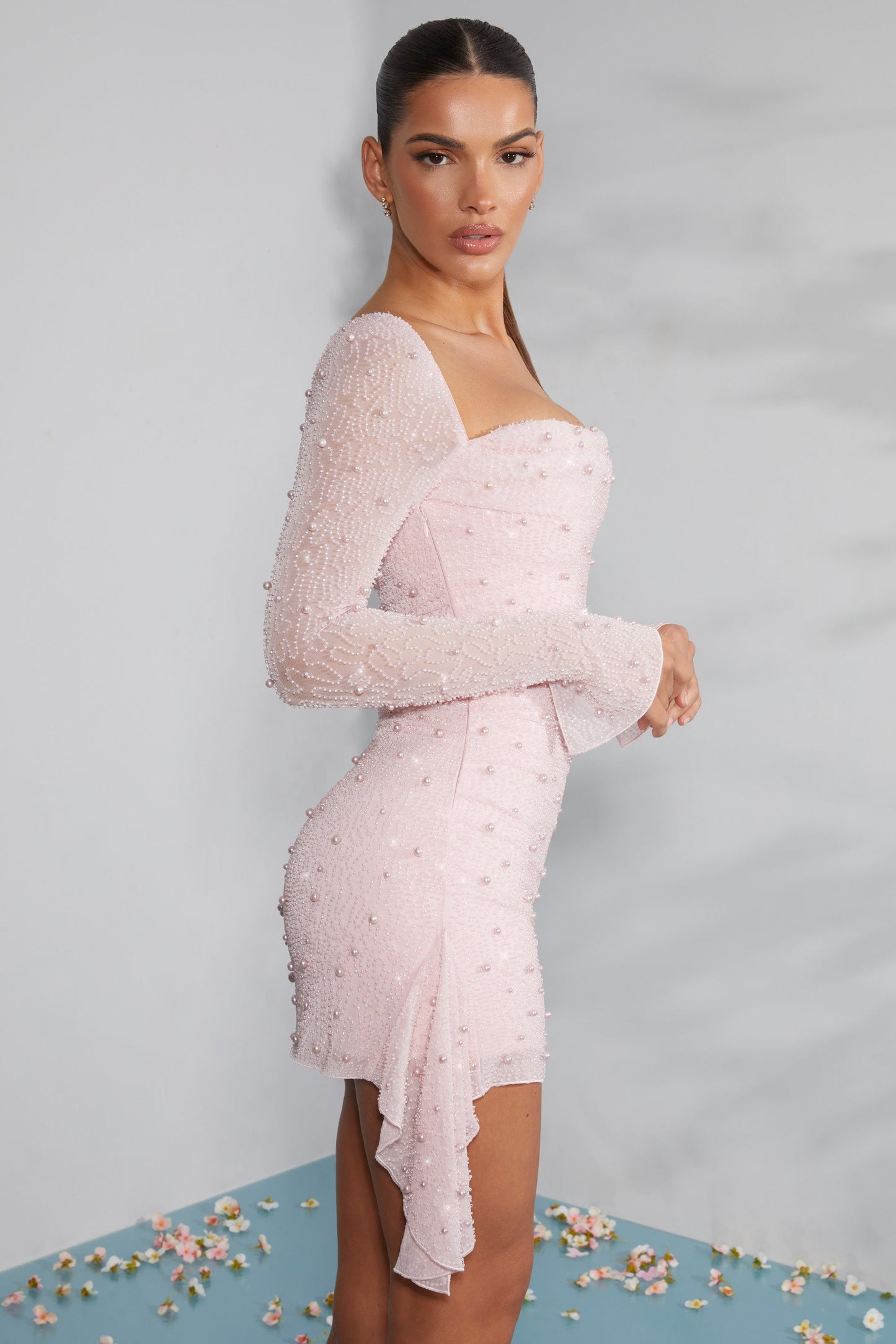 Vestido Mini Mujer – Encaje y Perlas, Escote Cuadrado y Espalda Descubierta