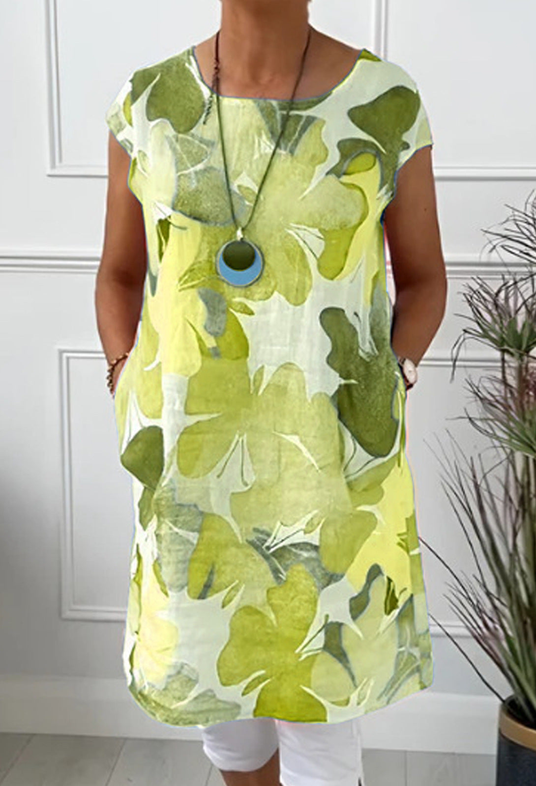 Vestido femenino con flores y bolsillos, look fresco y chic