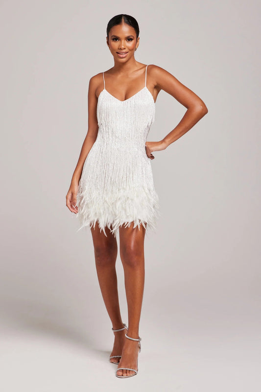 Vestido corto de cóctel mujer con detalles de plumas, estilo sofisticado