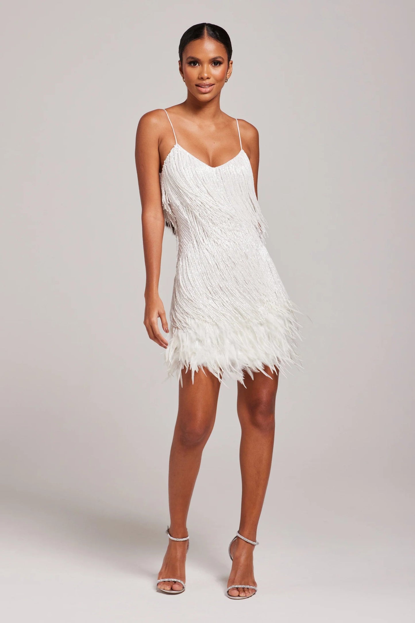 Vestido corto de cóctel mujer con detalles de plumas, estilo sofisticado