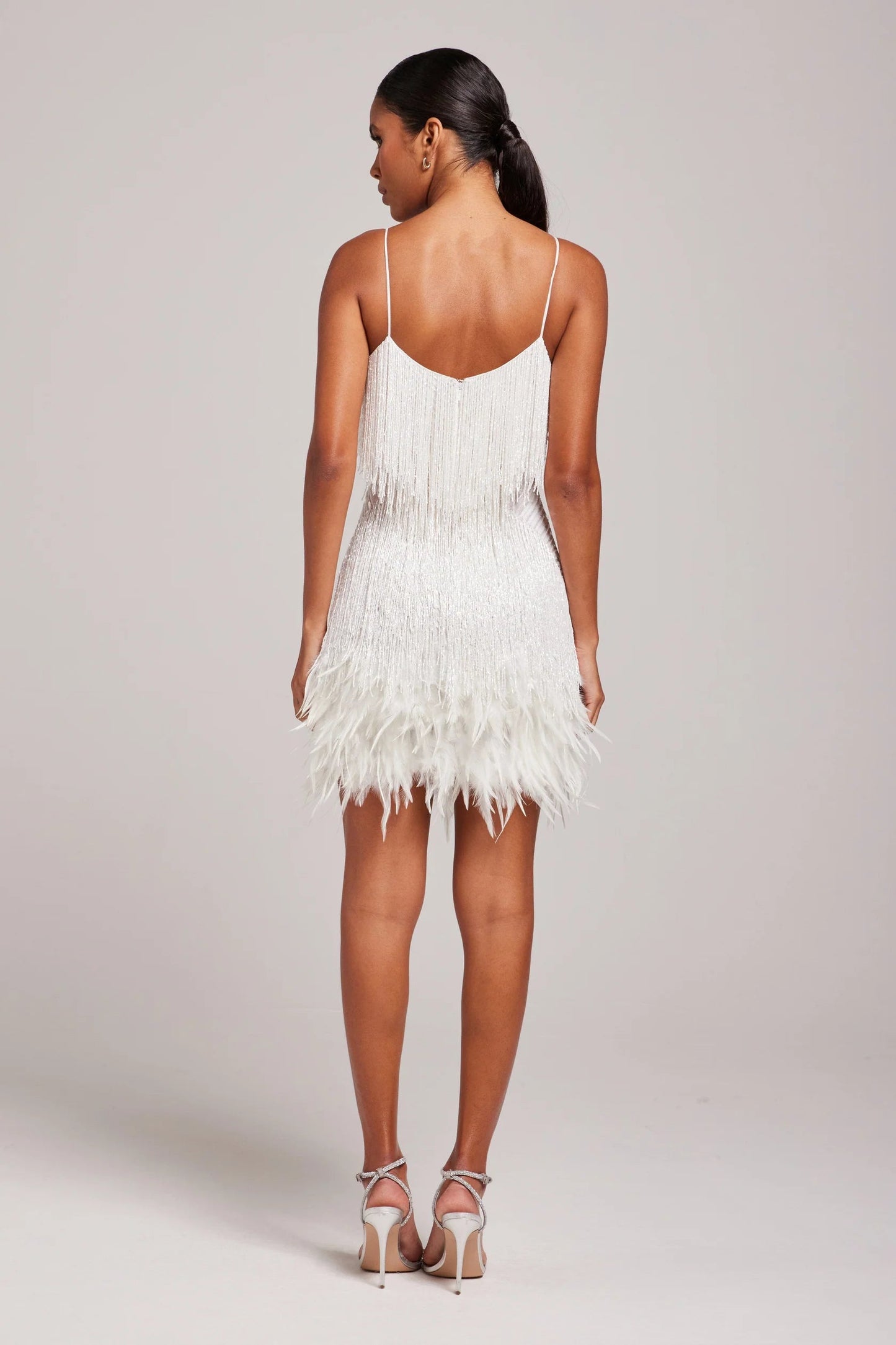Vestido corto de cóctel mujer con detalles de plumas, estilo sofisticado