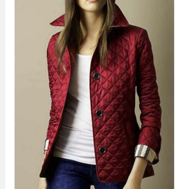 Chaqueta de invierno con costuras acolchadas y estilo chic