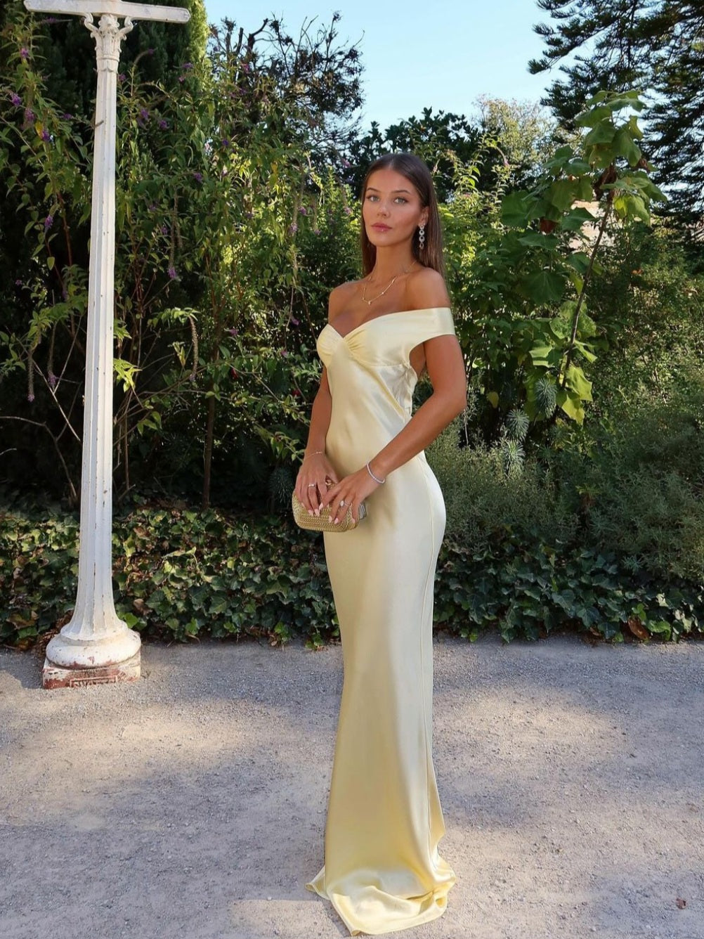 Vestido largo invitada boda hombros descubiertos moderno y chic