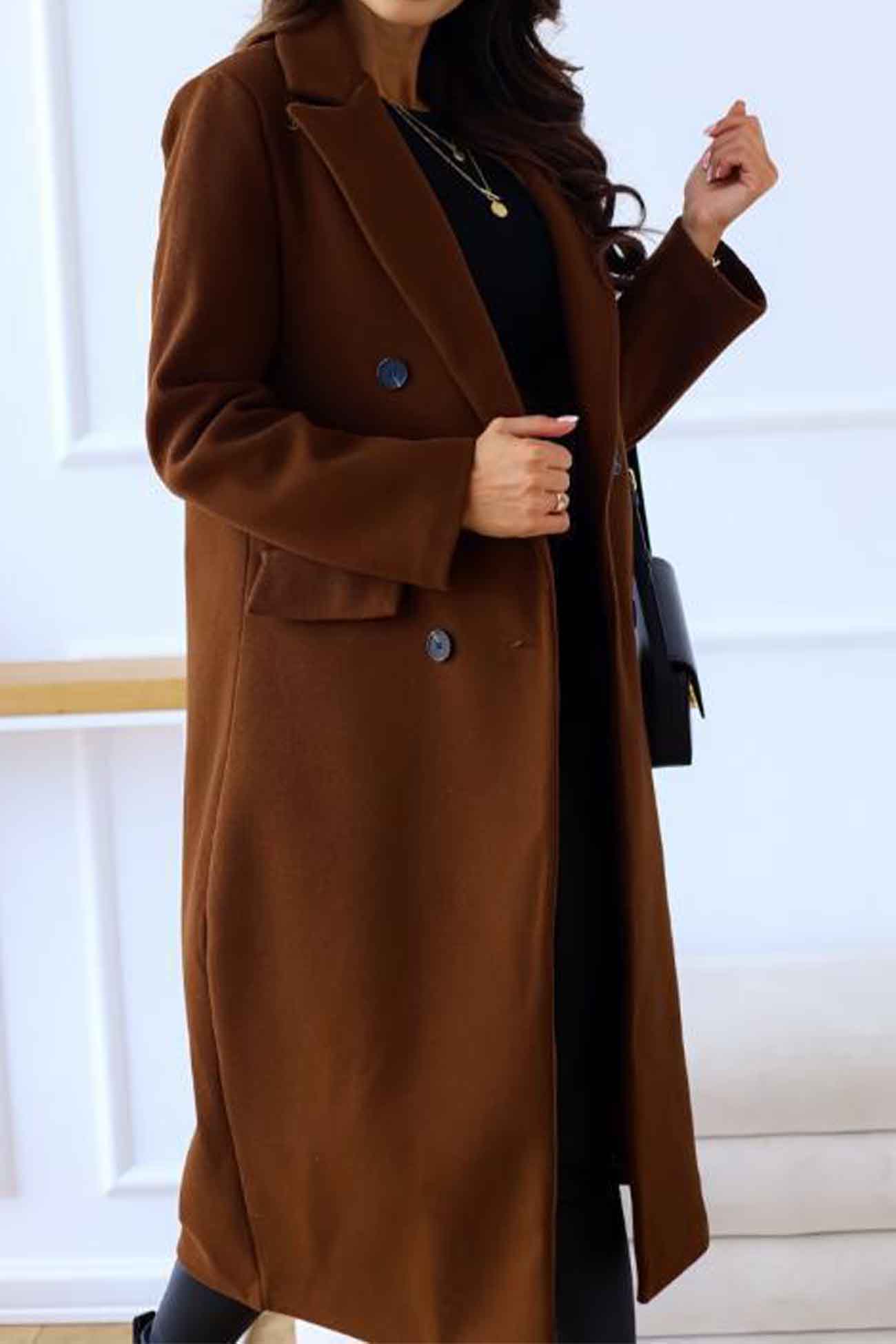 Abrigo cálido de doble botonadura para mujer: look elegante, cuello con solapa