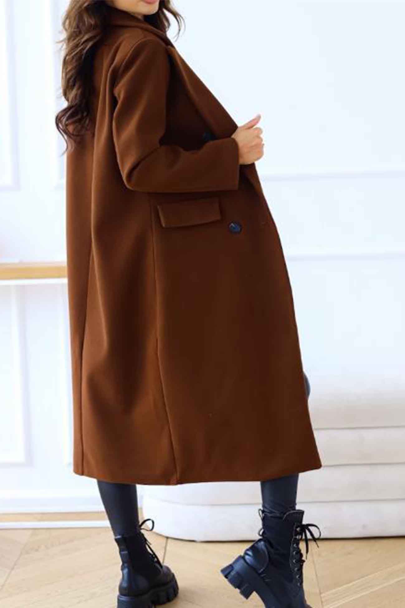 Abrigo cálido de doble botonadura para mujer: look elegante, cuello con solapa