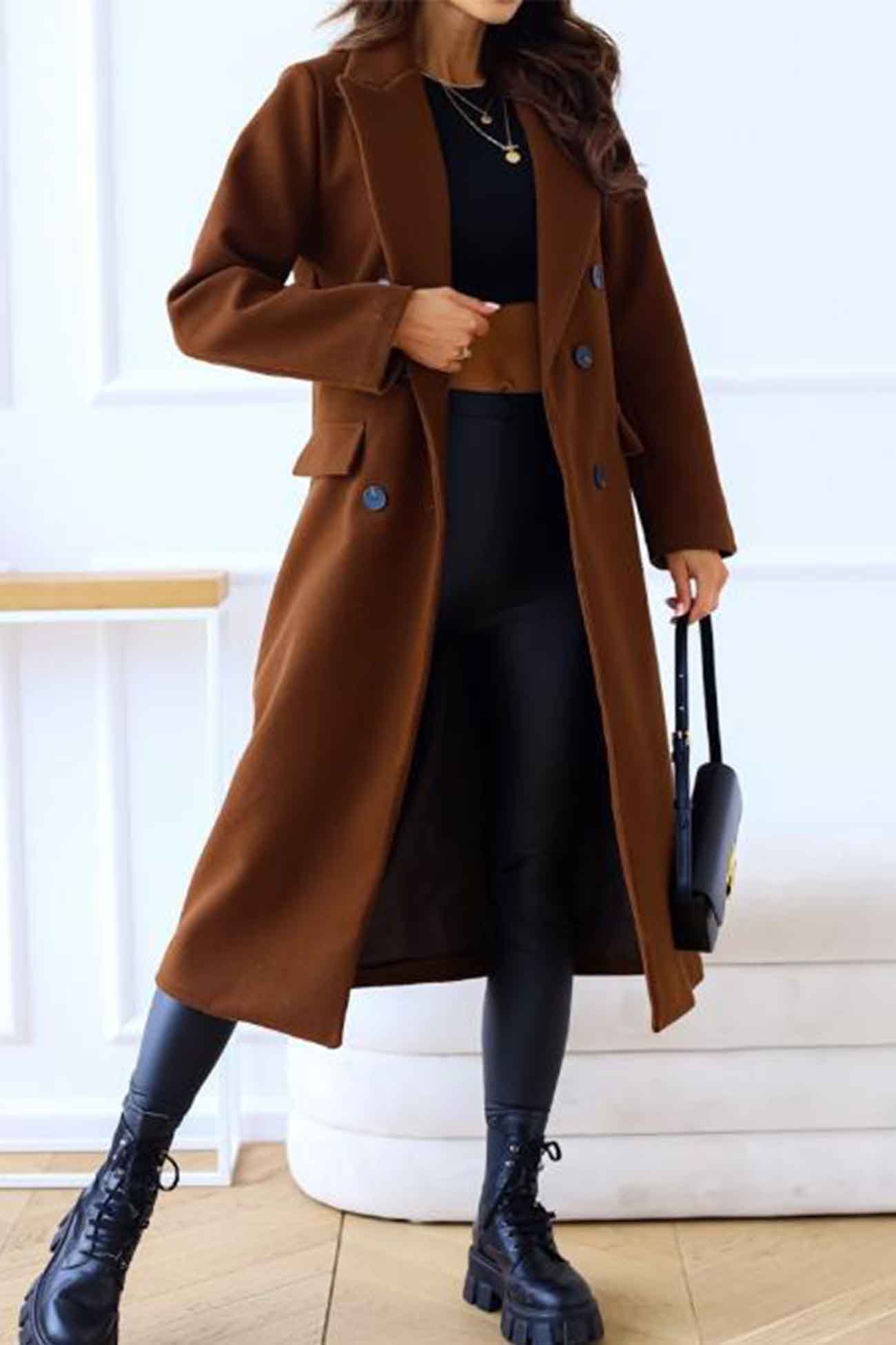 Abrigo cálido de doble botonadura para mujer: look elegante, cuello con solapa