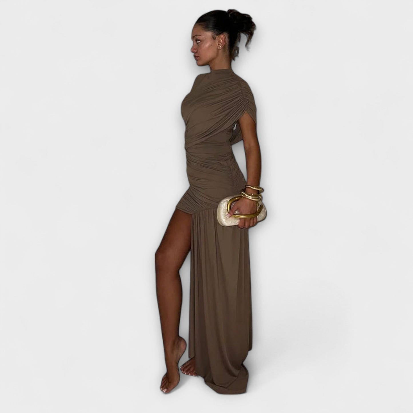 June | Elegante vestido entallado con escote redondo y pliegues