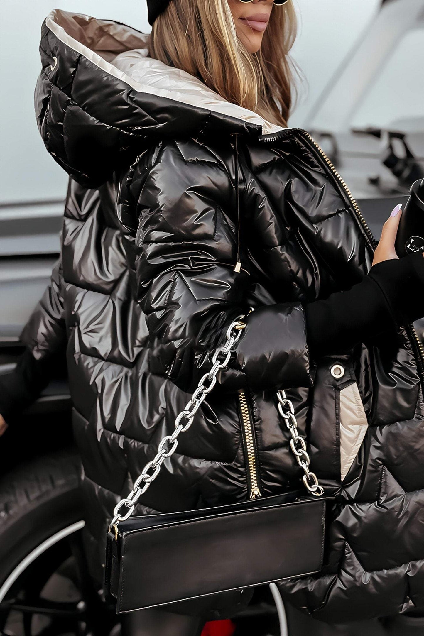 Chaqueta con capucha para mujer: abrigada y elegante durante todo el invierno