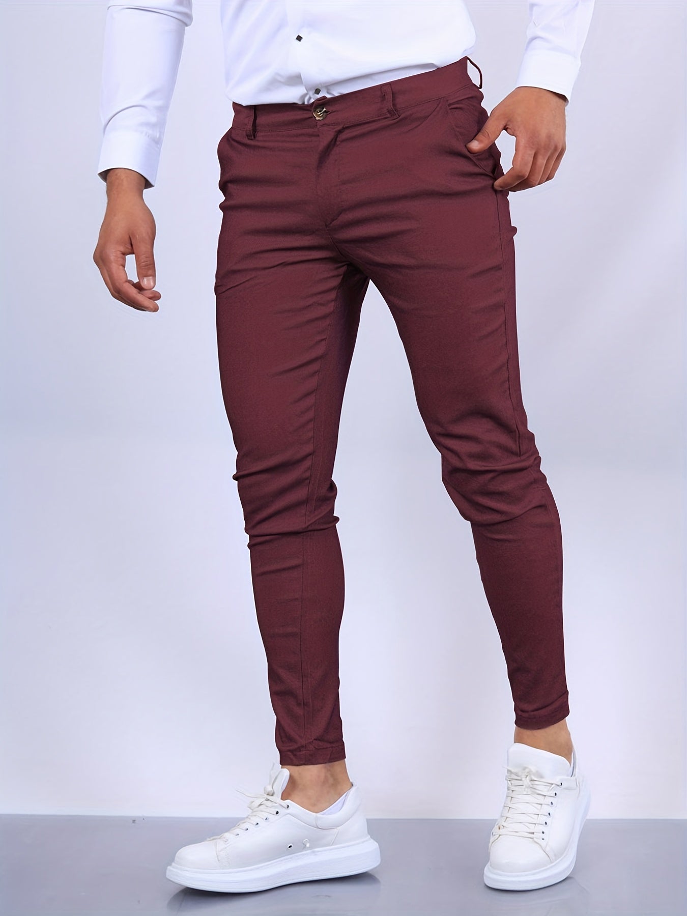 Pantalón ajustado hombre estiloso y confortable, ideal para primavera u otoño