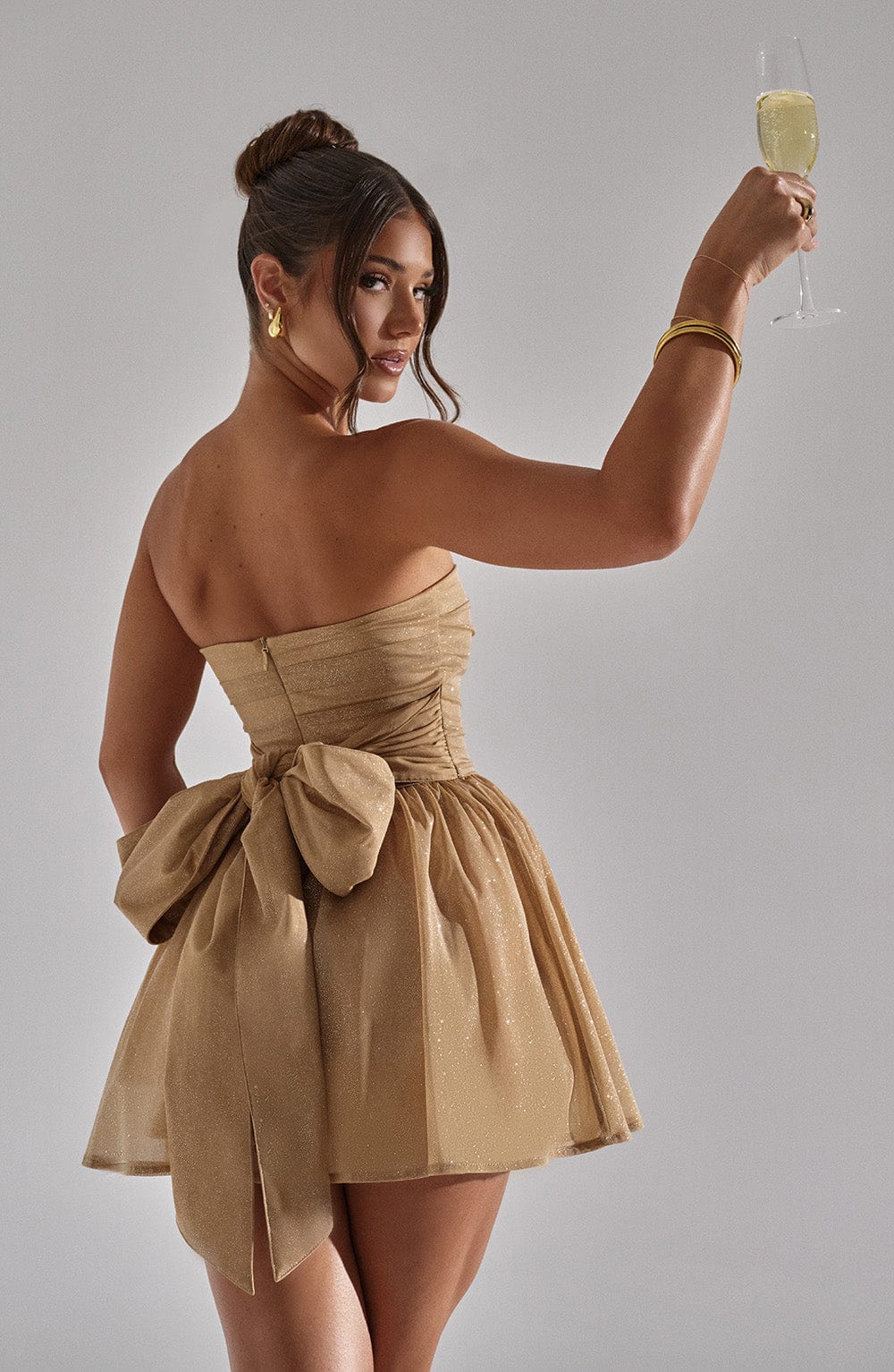 Vestido elegante mujer, brillante y refinado