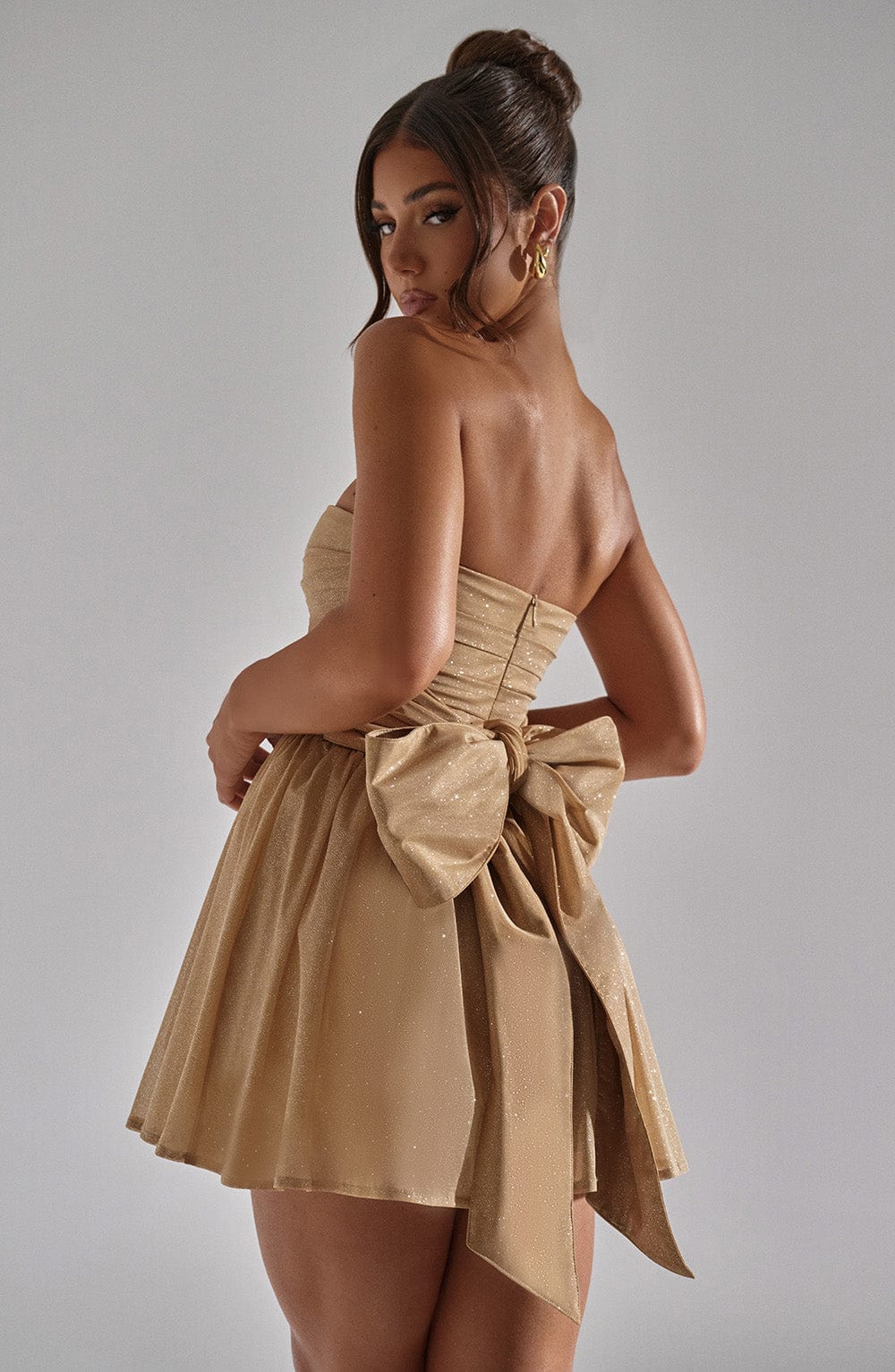 Vestido elegante mujer, brillante y refinado
