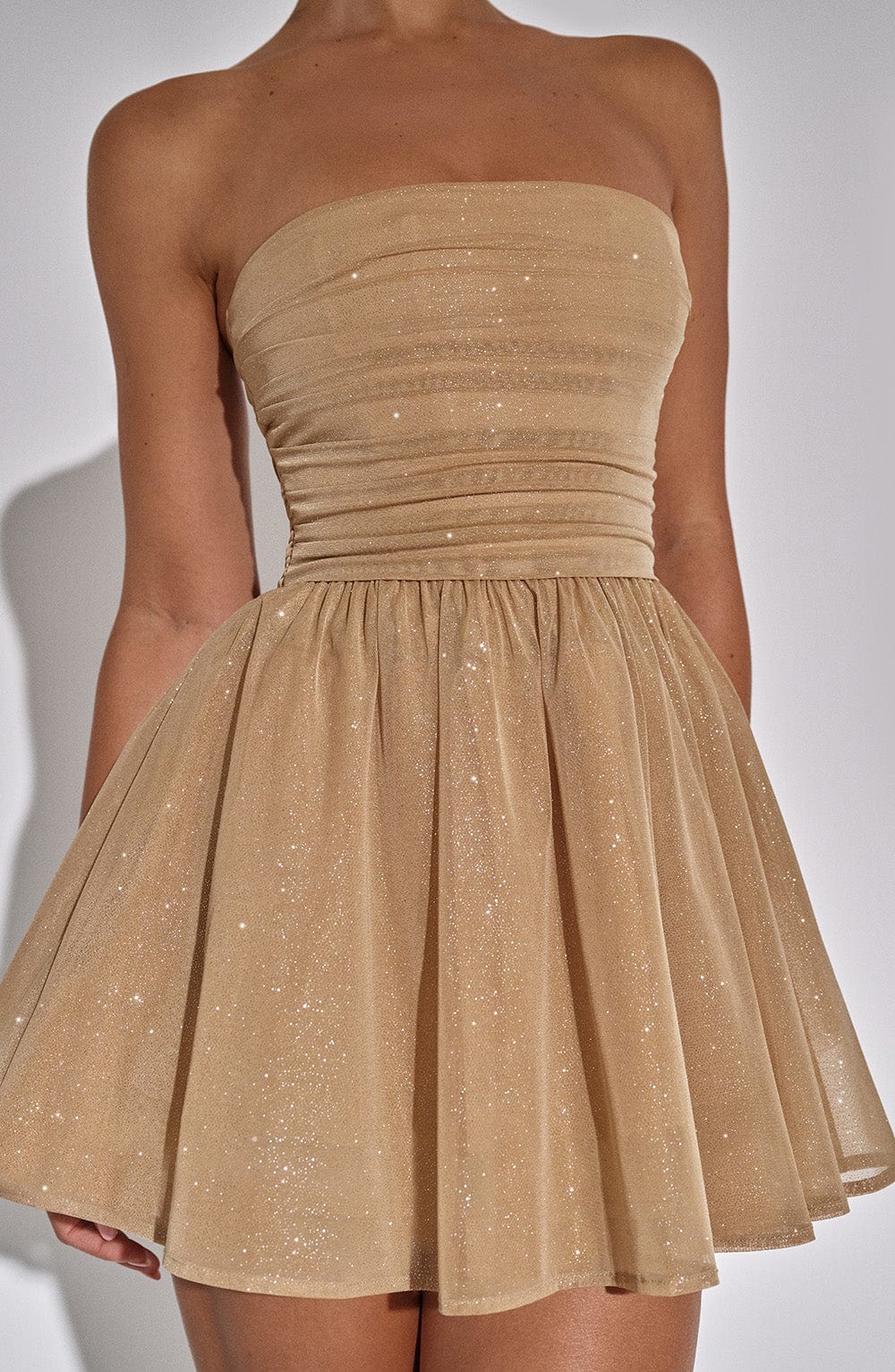 Vestido elegante mujer, brillante y refinado