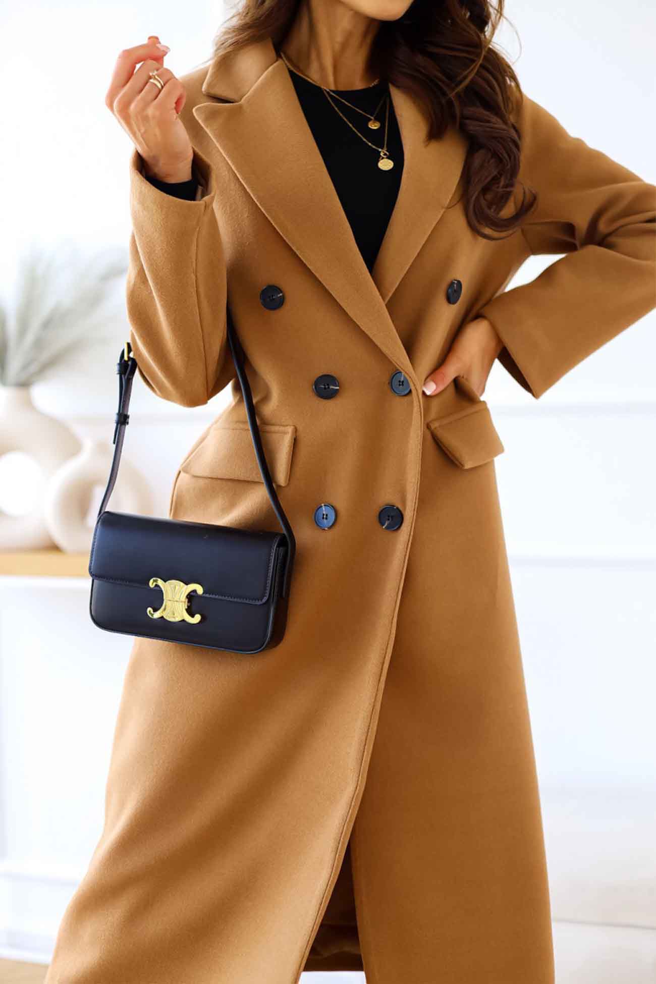 Abrigo cálido de doble botonadura para mujer: look elegante, cuello con solapa
