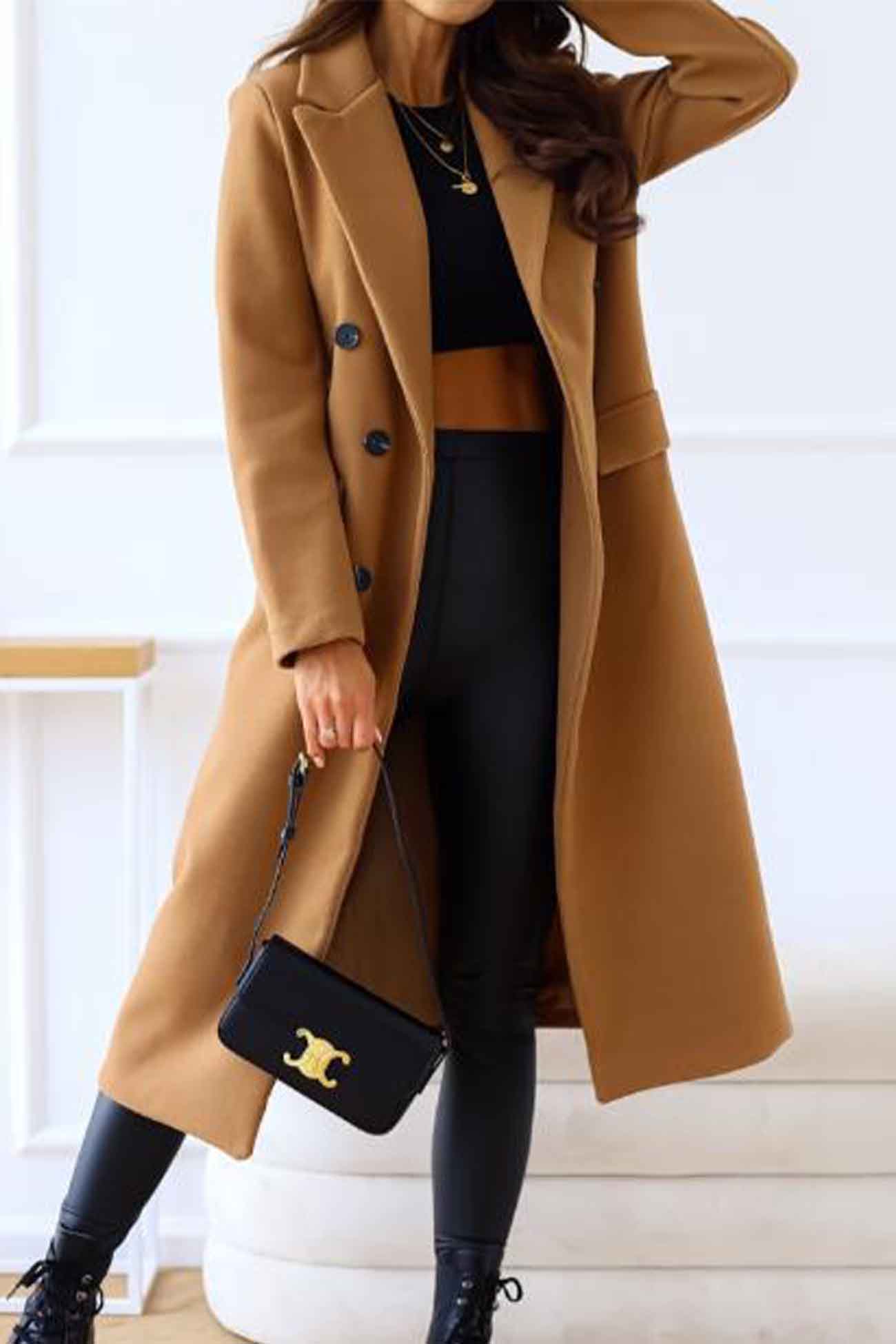 Abrigo cálido de doble botonadura para mujer: look elegante, cuello con solapa
