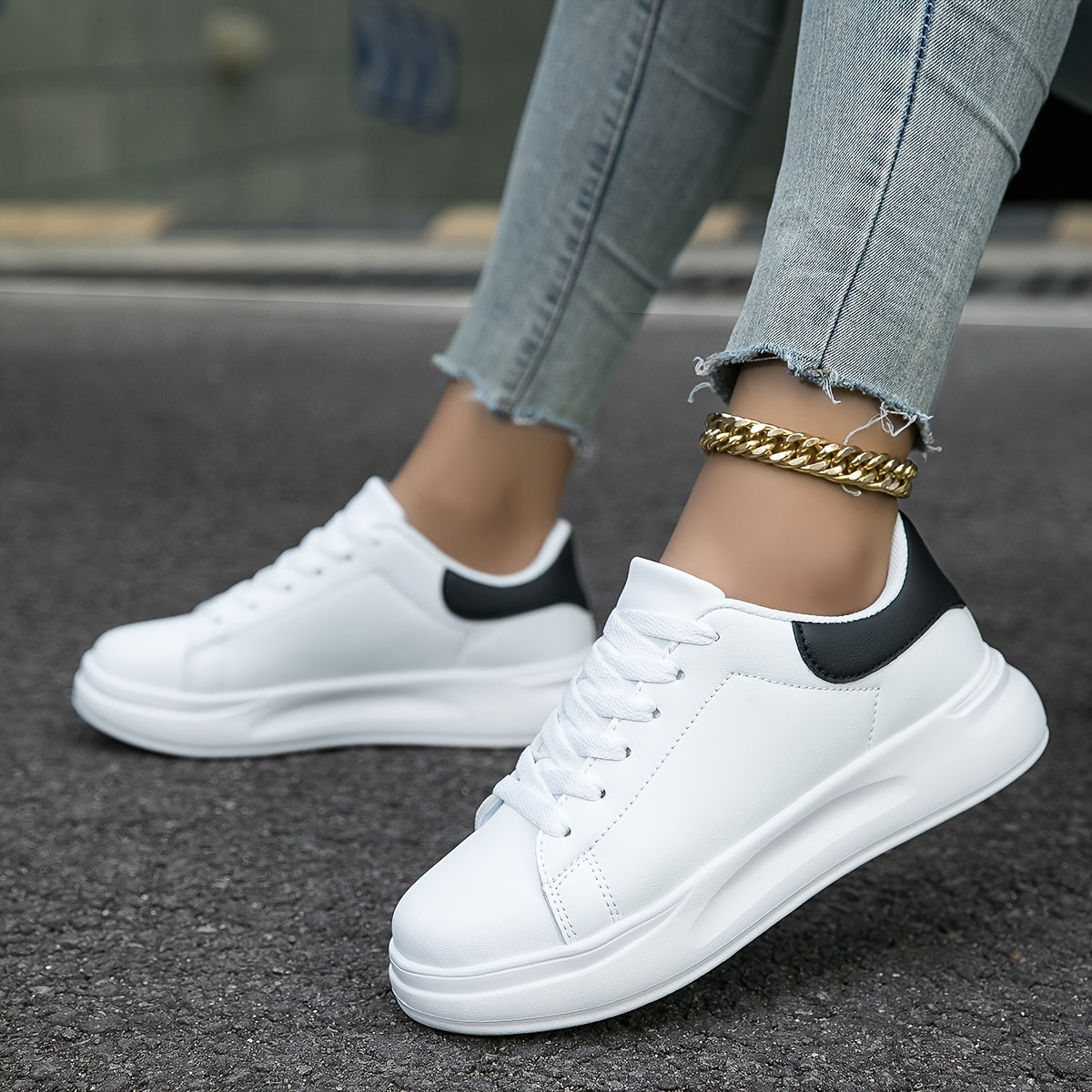 Sneakers mujer blancas, modernas y cómodas para look casual
