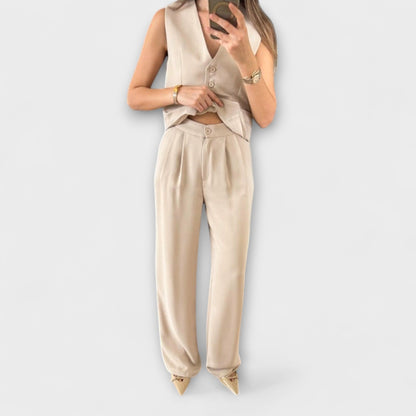 Leanne | Elegante conjunto monocromático de chaleco con cuello en V y pantalón