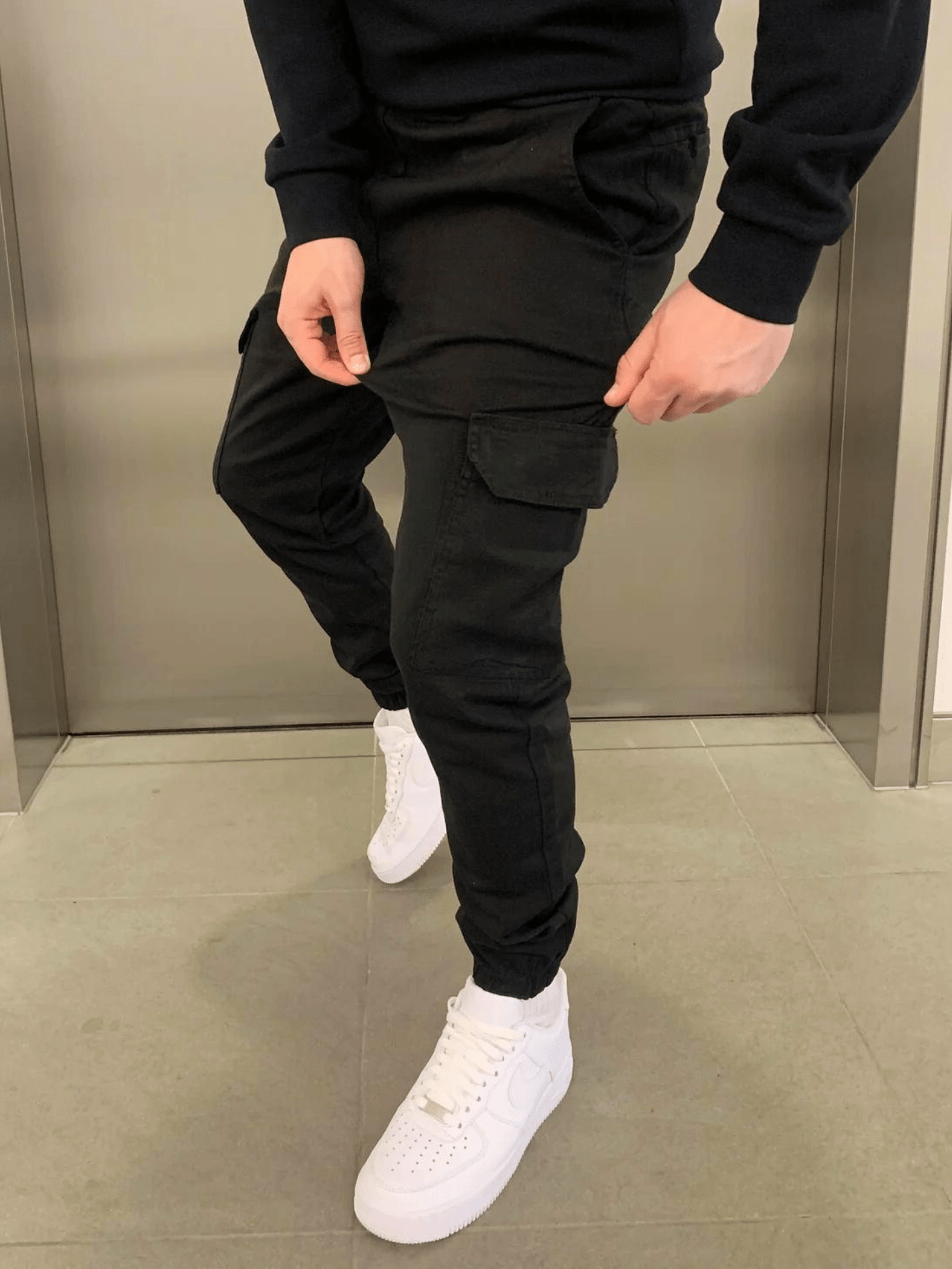 Jogger hombre ergonómico con múltiples bolsillos, cómodo para look