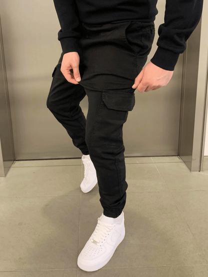 Jogger hombre ergonómico con múltiples bolsillos, cómodo para look