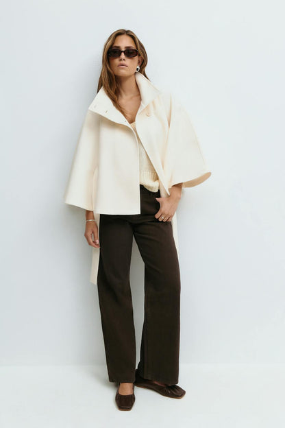 Chaqueta Mujer – Capa Fluida, Cuello Alto y Cintura Marcada para Diario