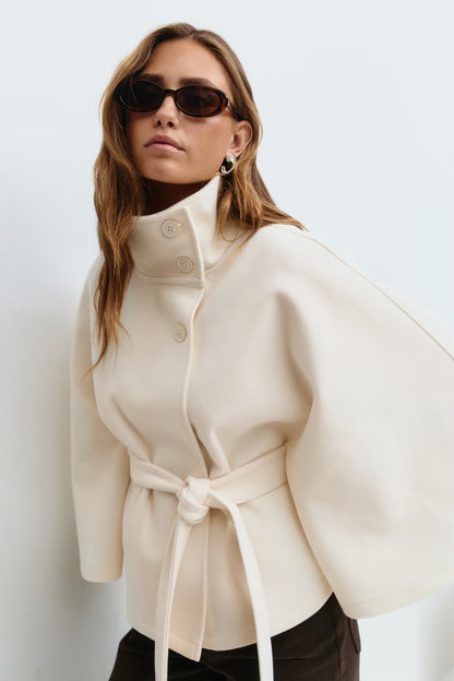 Chaqueta Mujer – Capa Fluida, Cuello Alto y Cintura Marcada para Diario