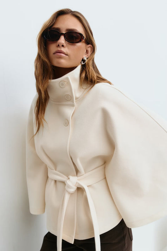 Chaqueta Mujer – Capa Fluida, Cuello Alto y Cintura Marcada para Diario