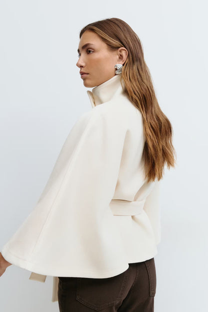 Chaqueta Mujer – Capa Fluida, Cuello Alto y Cintura Marcada para Diario