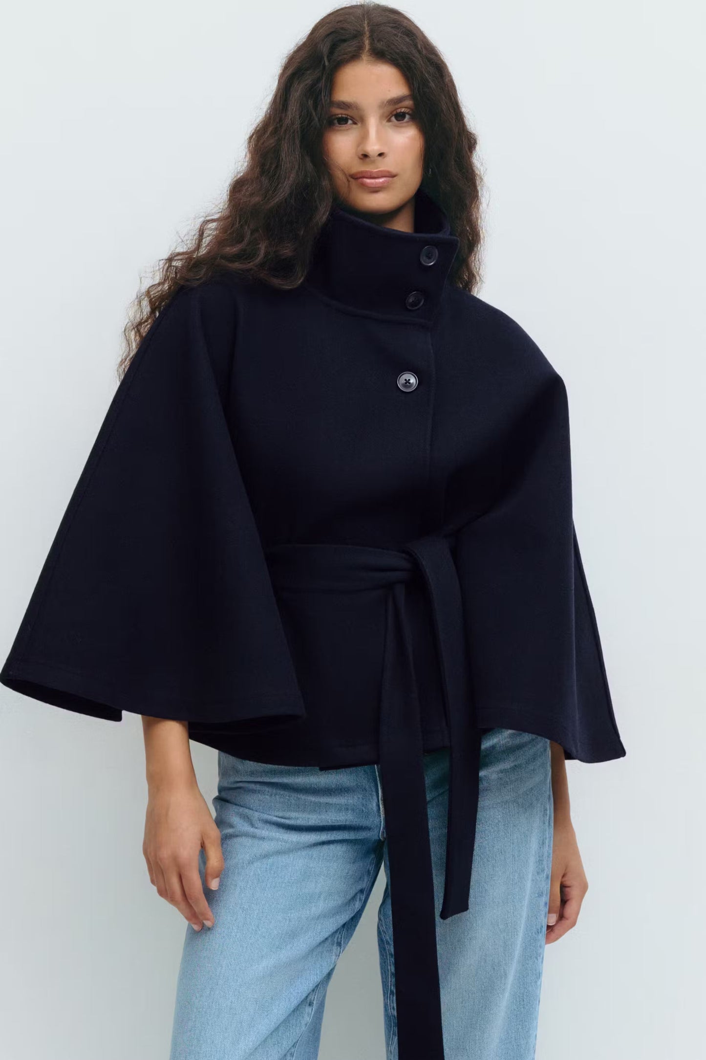 Chaqueta Mujer – Capa Fluida, Cuello Alto y Cintura Marcada para Diario
