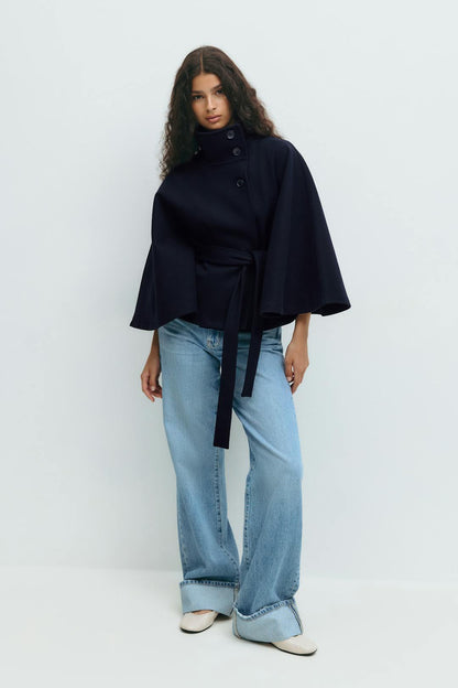 Chaqueta Mujer – Capa Fluida, Cuello Alto y Cintura Marcada para Diario