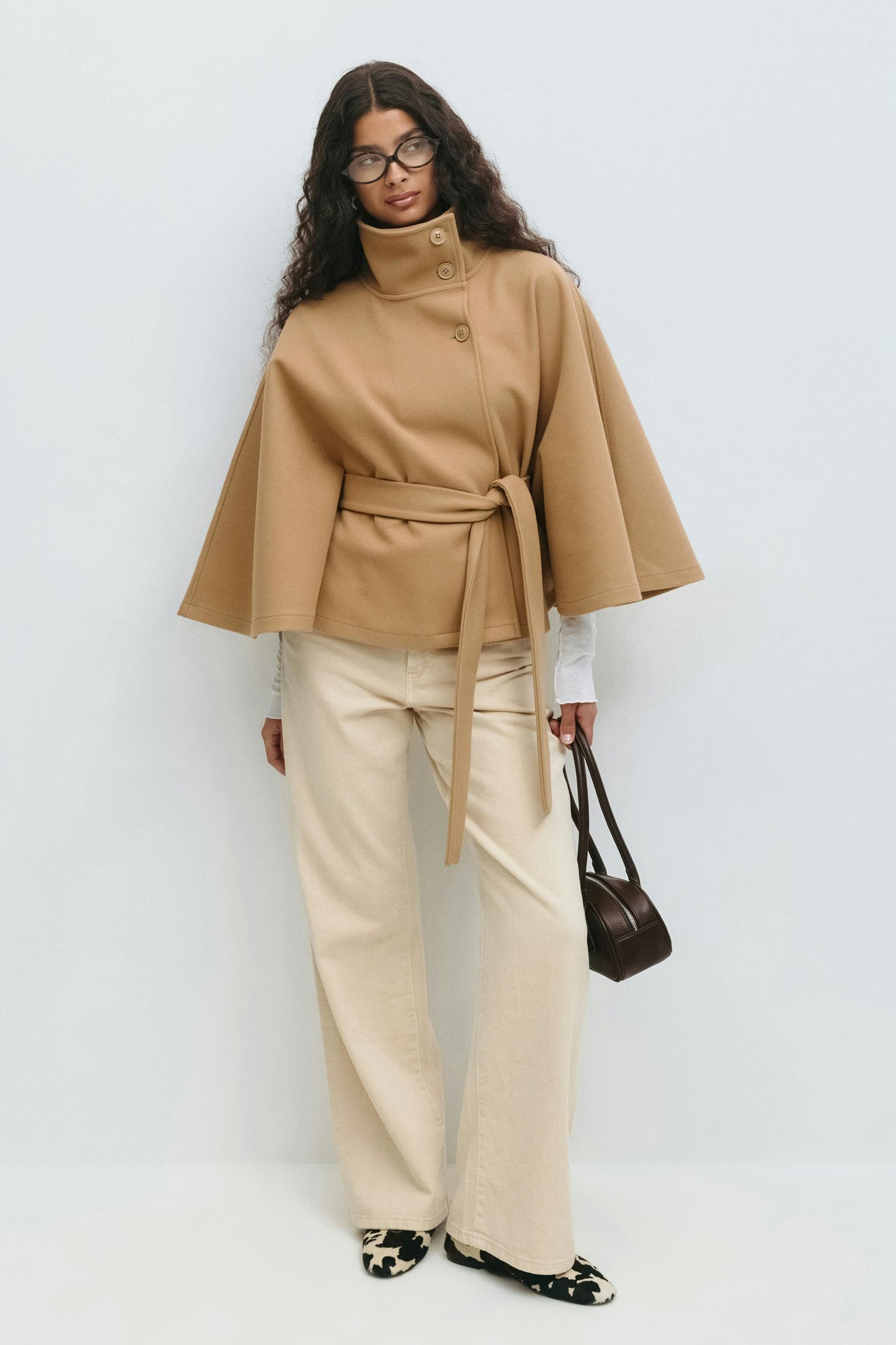 Chaqueta Mujer – Capa Fluida, Cuello Alto y Cintura Marcada para Diario