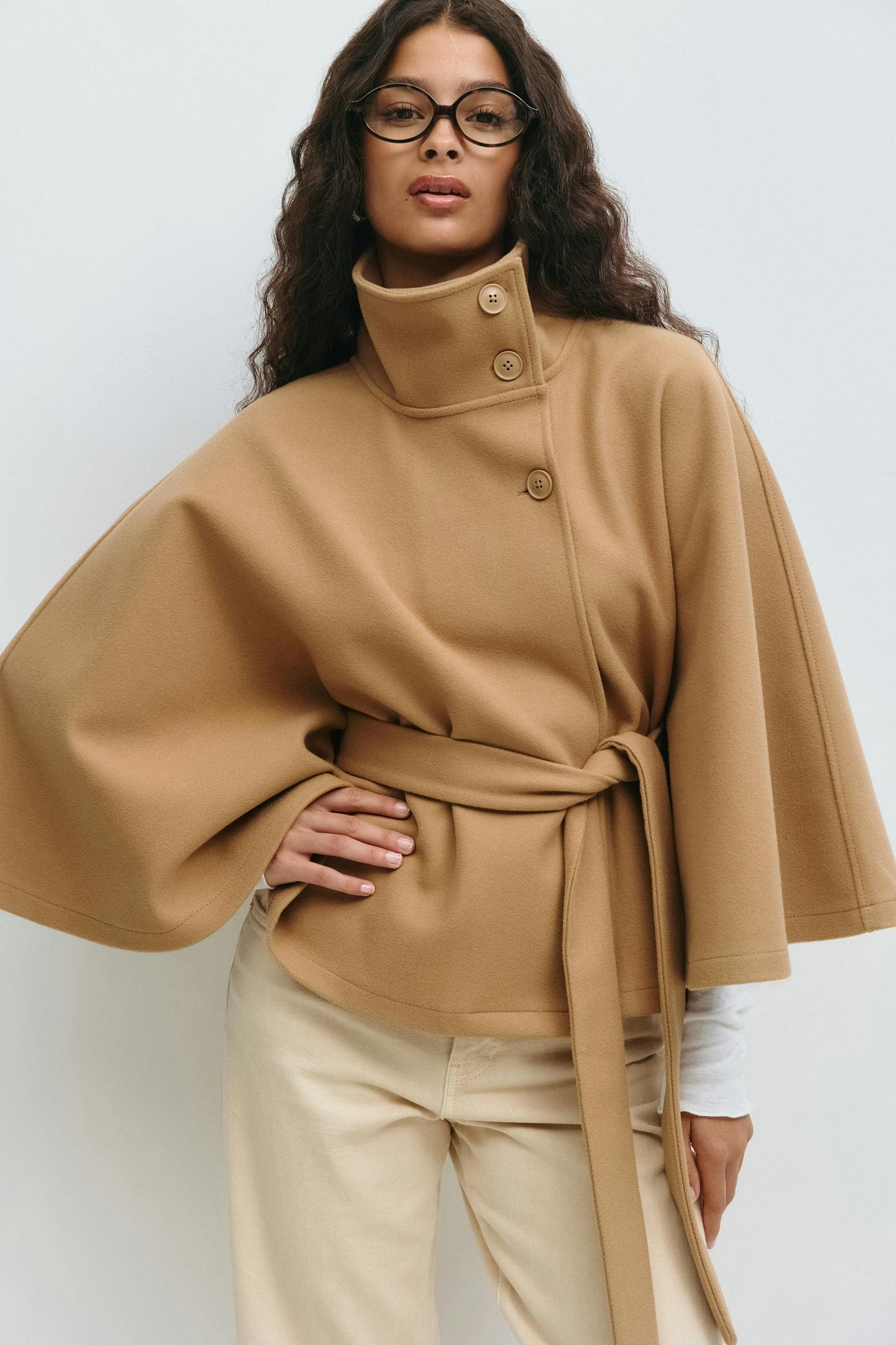 Chaqueta Mujer – Capa Fluida, Cuello Alto y Cintura Marcada para Diario