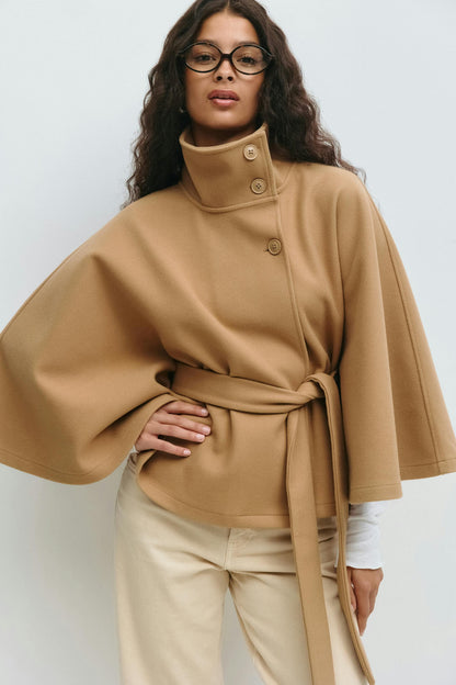 Chaqueta Mujer – Capa Fluida, Cuello Alto y Cintura Marcada para Diario