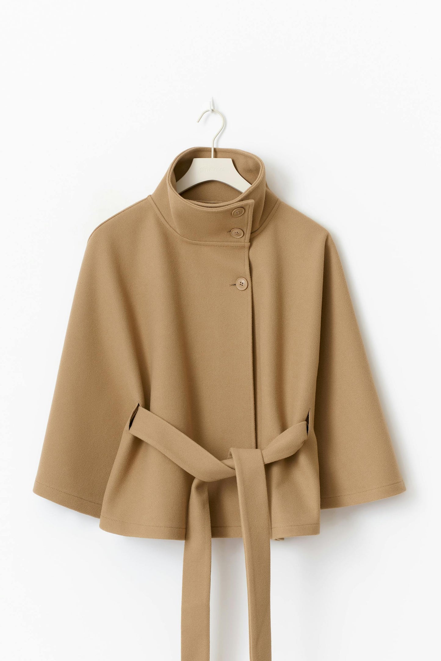Chaqueta Mujer – Capa Fluida, Cuello Alto y Cintura Marcada para Diario