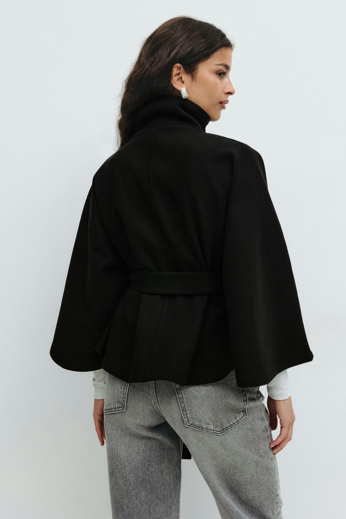 Chaqueta Mujer – Capa Fluida, Cuello Alto y Cintura Marcada para Diario