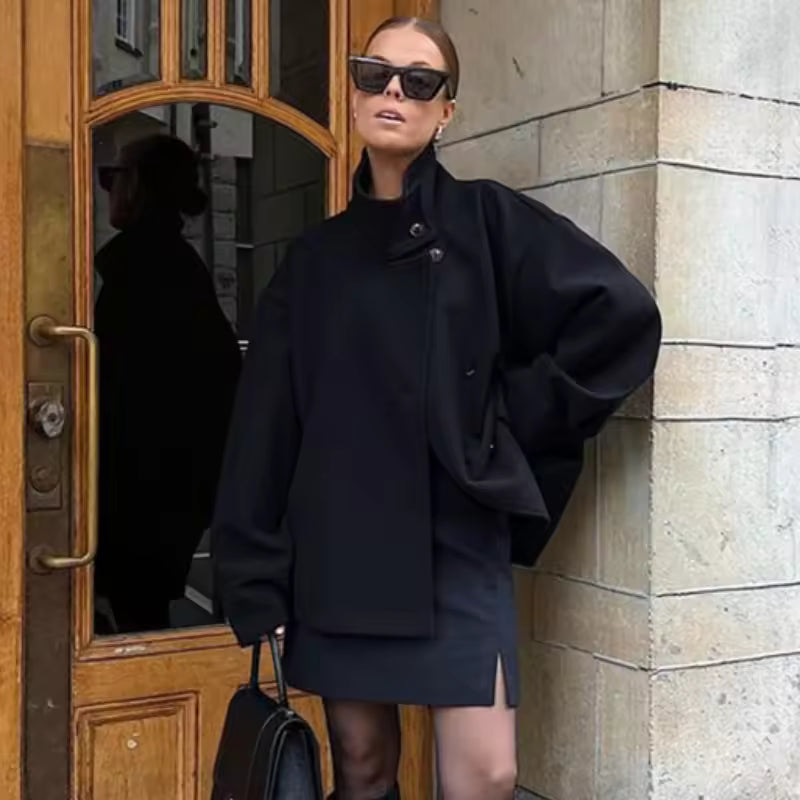 Elegante, ligera y moderna chaqueta de mujer para la temporada de otoño