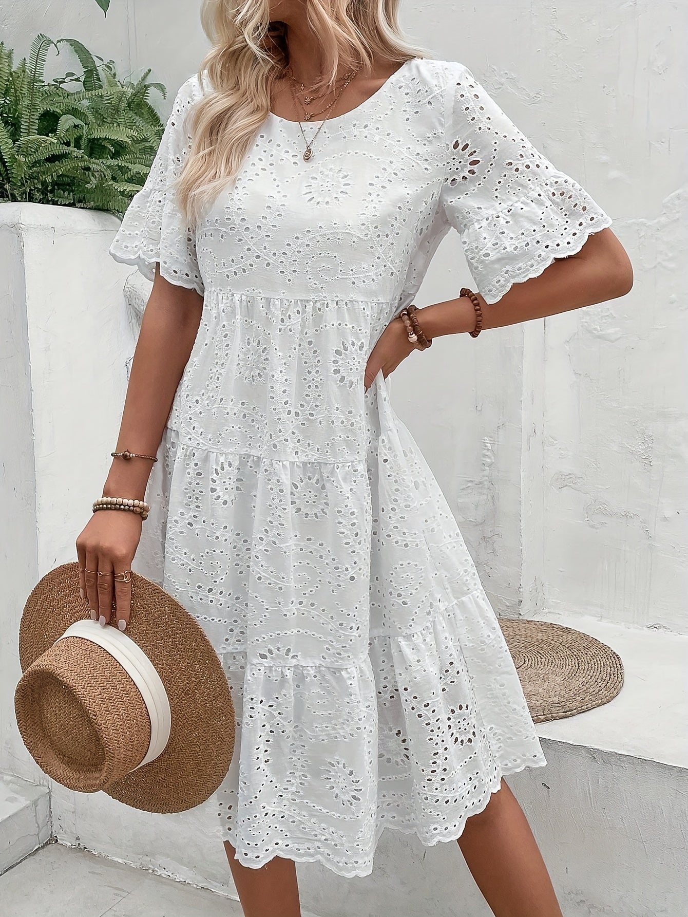 Vestido femenino verano blanco con bordados chic y estiloso