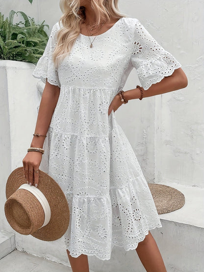 Vestido femenino verano blanco con bordados chic y estiloso