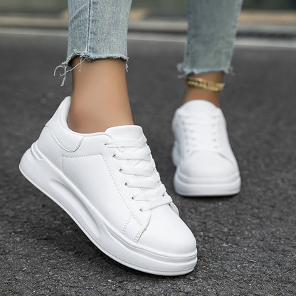 Sneakers mujer blancas, modernas y cómodas para look casual