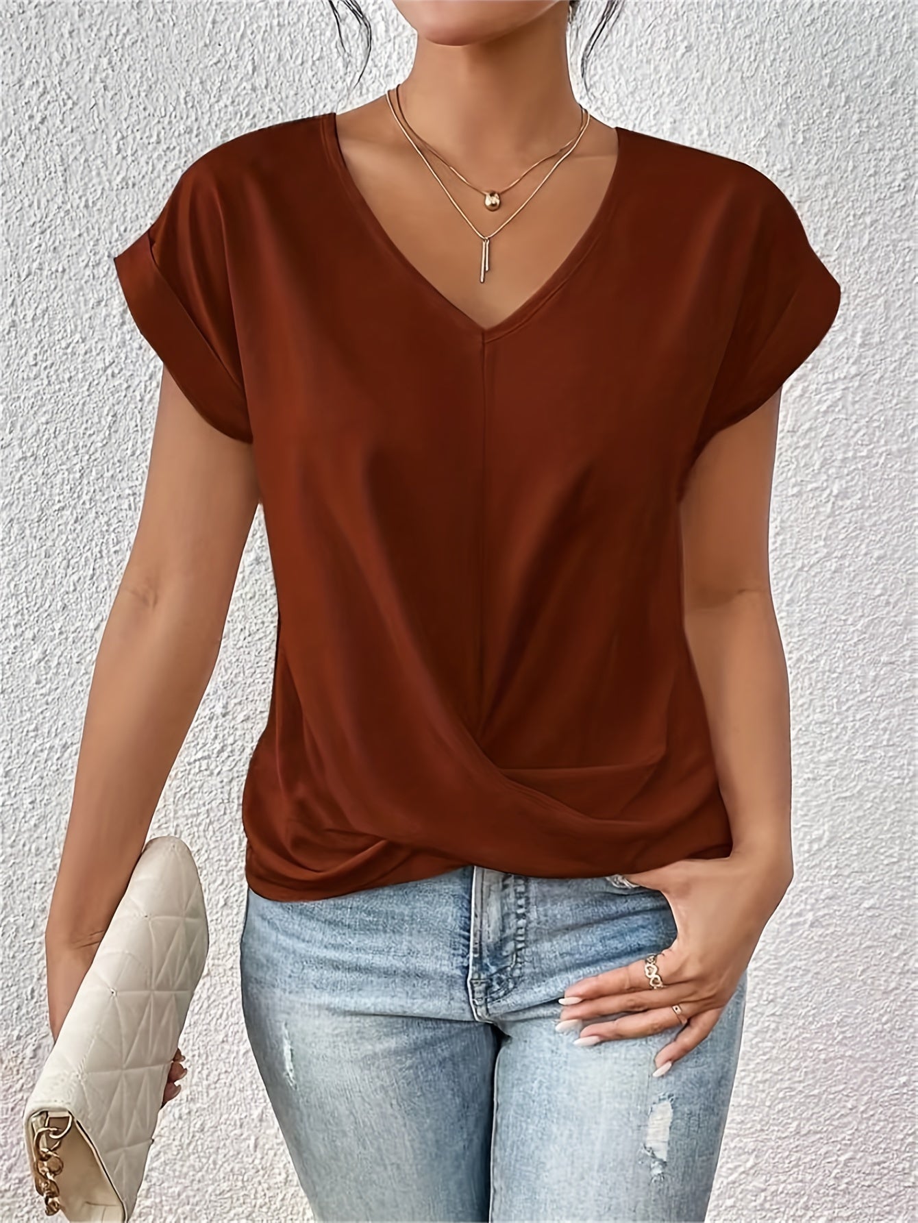 Sanne | Camiseta con cuello de pico y detalle de nudo
