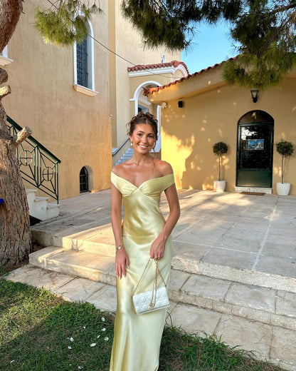 Vestido largo invitada boda hombros descubiertos moderno y chic