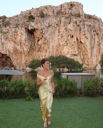 Vestido largo invitada boda hombros descubiertos moderno y chic