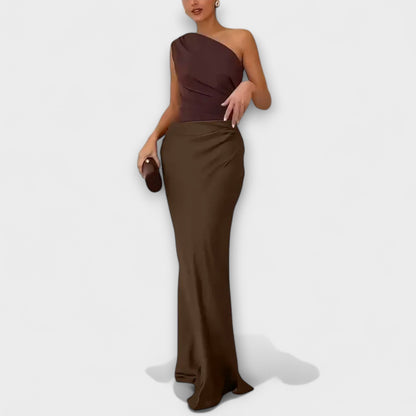 Lily | Elegante maxivestido plisado de un hombro